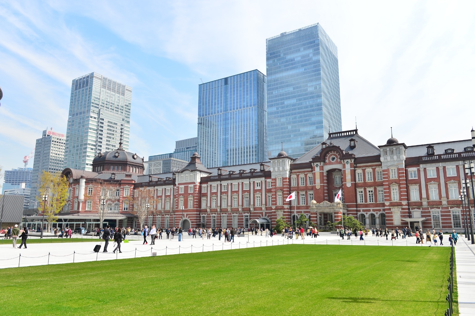 皇居に向かって立っているように見える東京駅丸の内駅舎