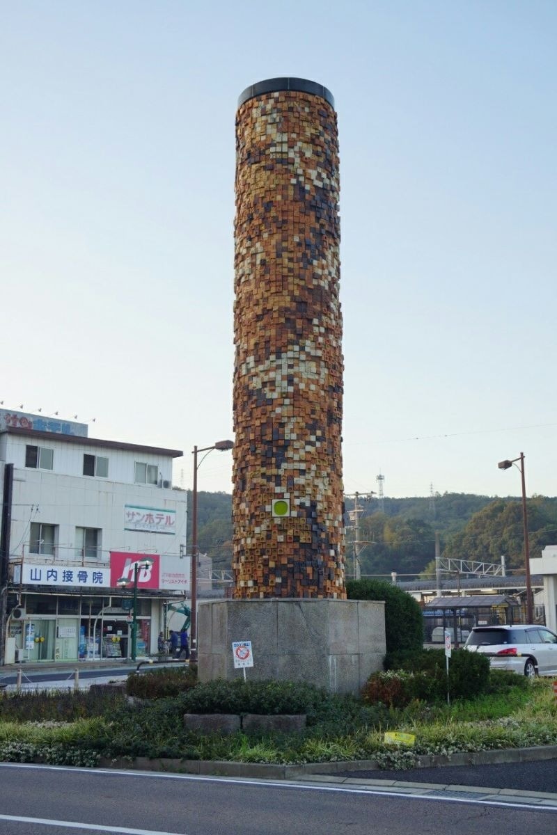 岐阜県瑞浪駅前の陶片の塔