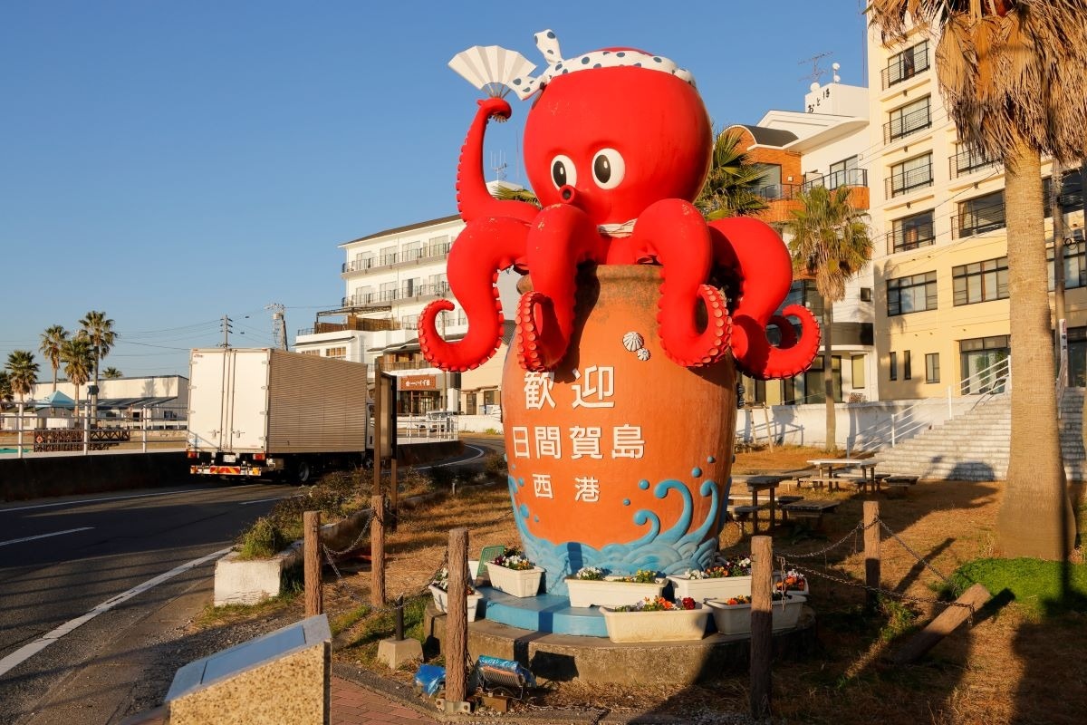 日間賀島にある巨大タコのモニュメント