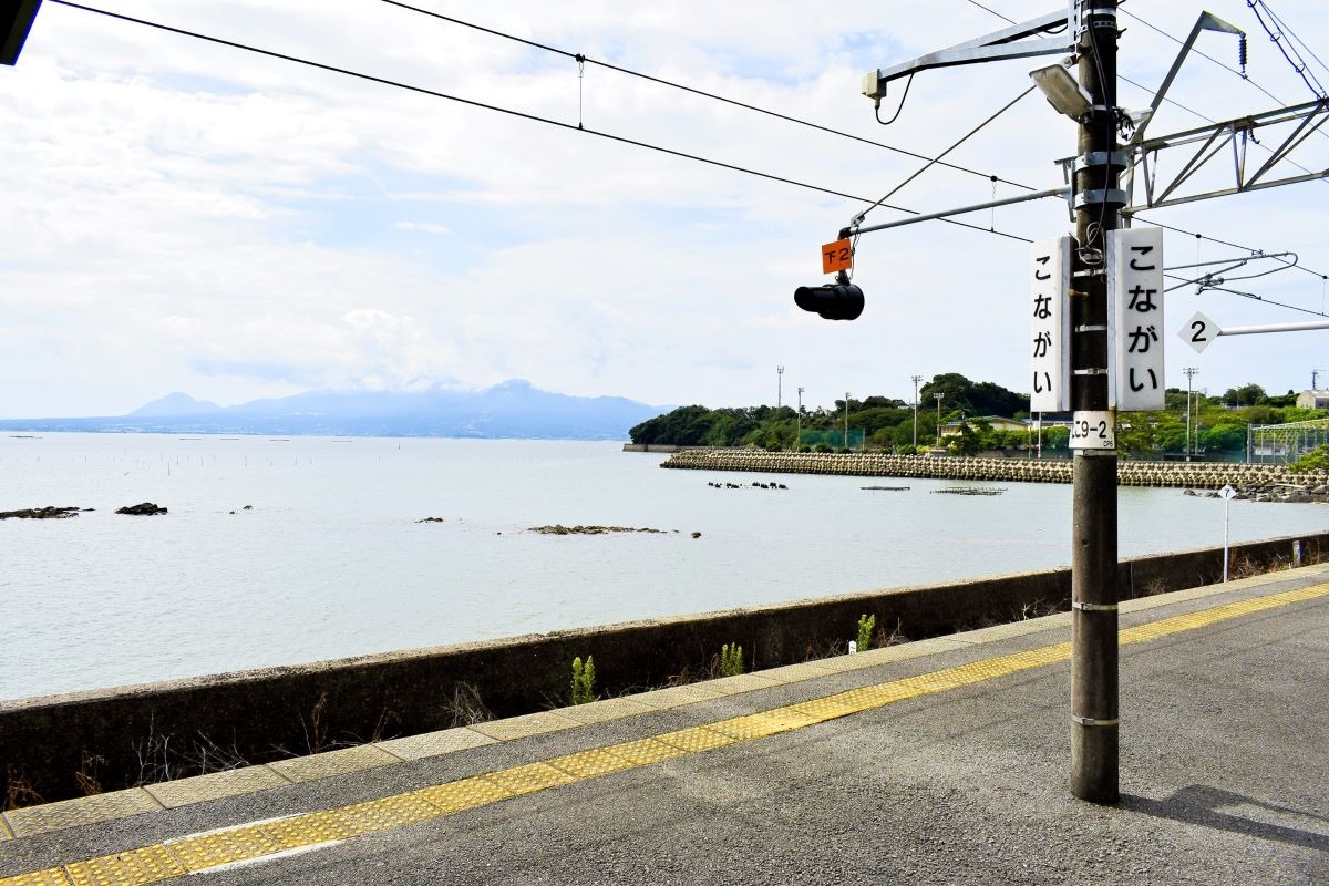 長崎県の小長井駅のホーム