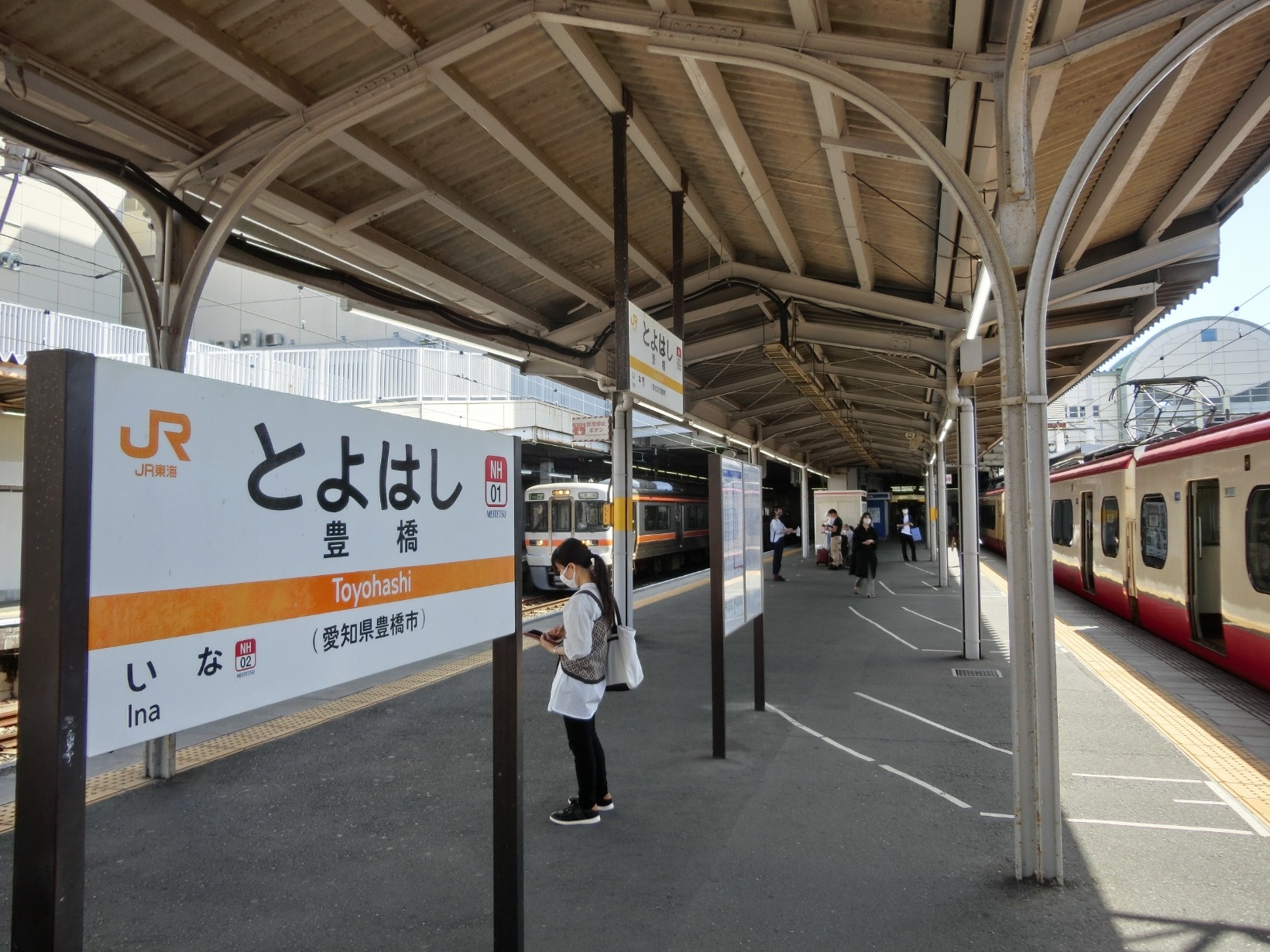 名鉄の電車を降りたのに、駅名標は「ＪＲ」