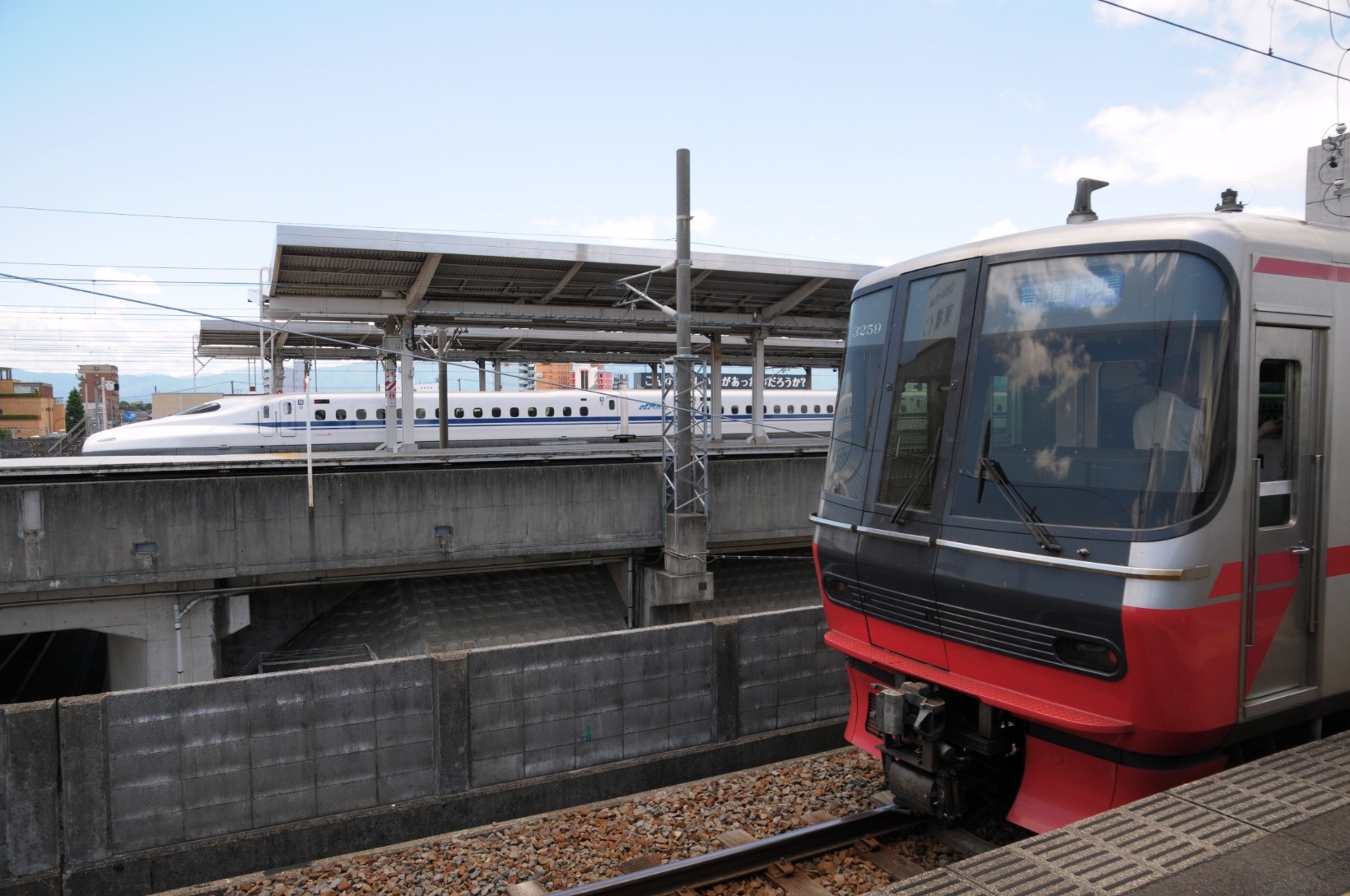 東海道新幹線のすぐ横に接続する羽島線。小さな電車に挨拶するかのようにN700系が通過