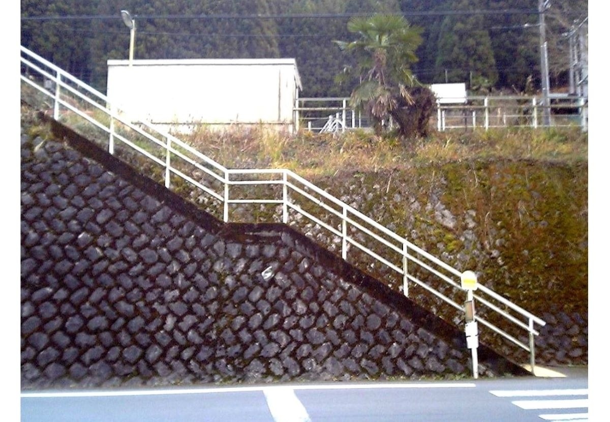 静岡県のちょっぴり秘境駅「相月駅」前