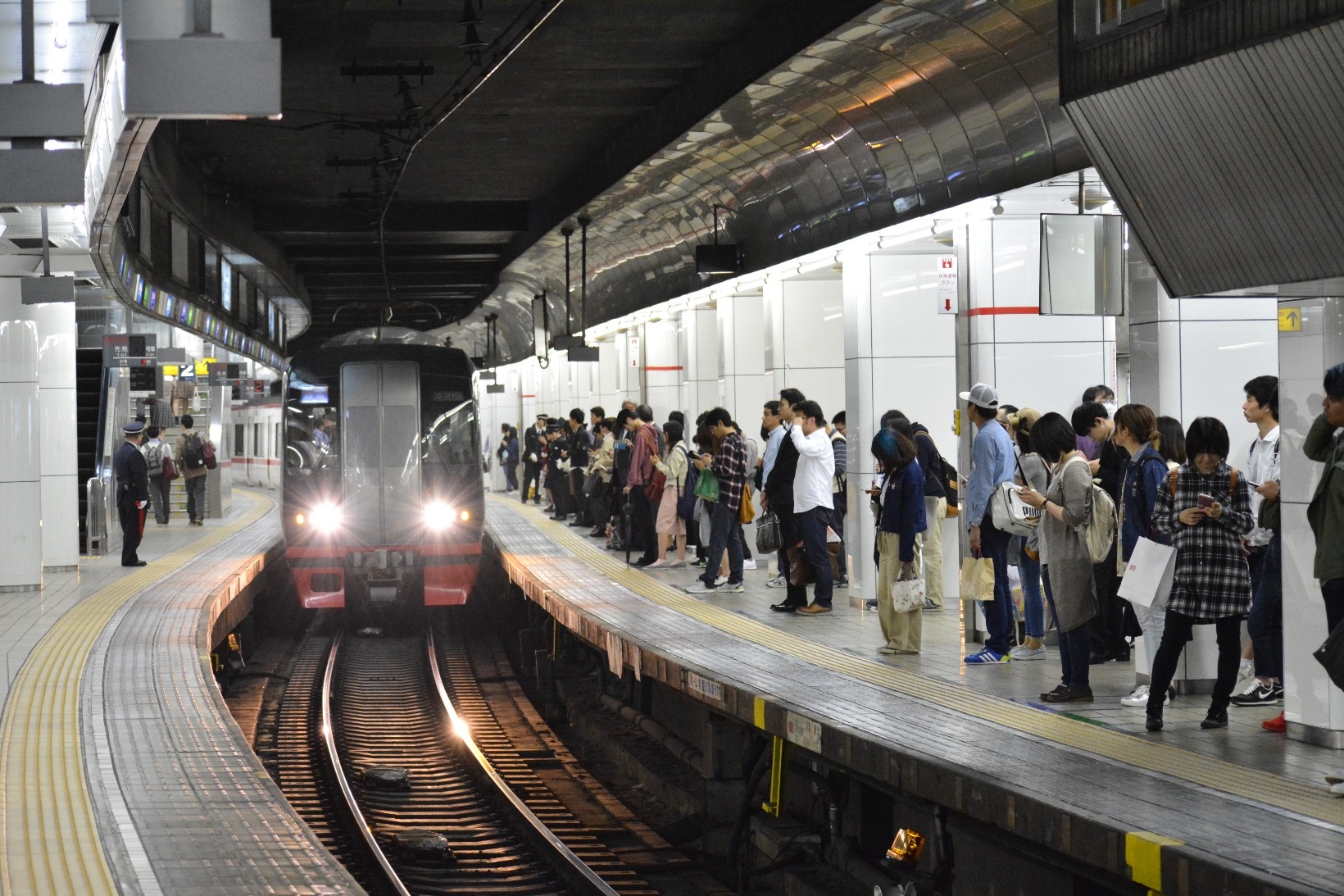 名鉄名古屋駅のホームにいると、列車が次々とやってくる