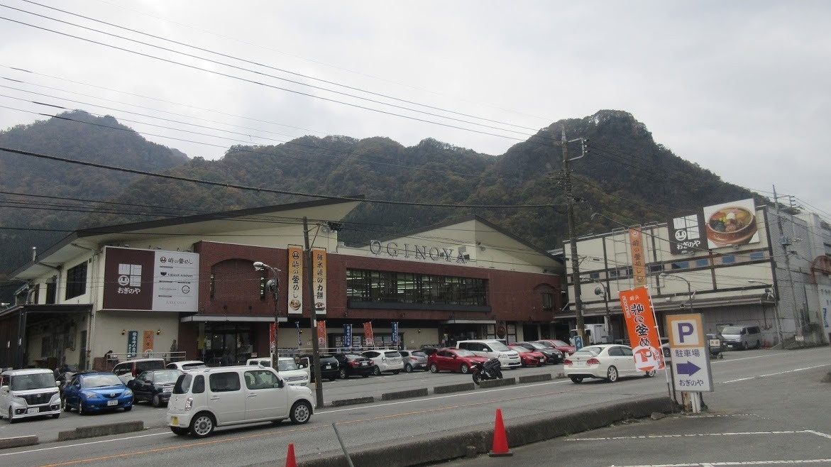 「峠の釜めし」も駅での売上はごくわずか。ロードサイド店（写真）ではるかに多くの駅弁を販売している