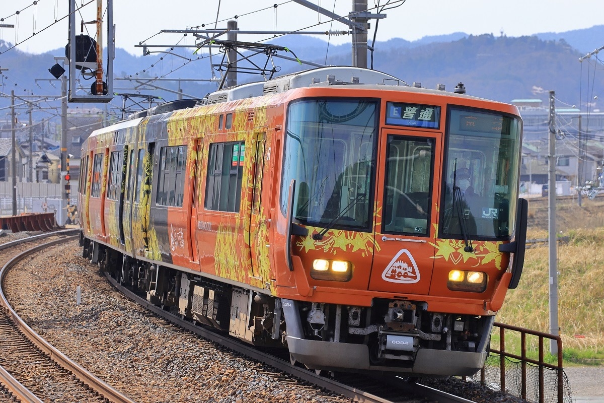 森の京都QRトレイン」運行1周年、内装リニューアルして2年目へ