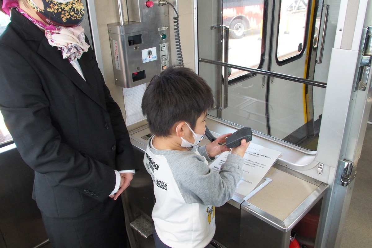 車掌さん気分で車内アナウンスにチャレンジ