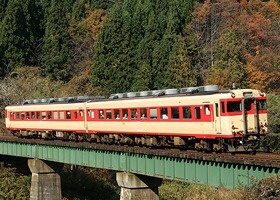 冷房用エンジンを搭載したキハ28形2000番台（先頭の車両）とコンビを組んで走るキハ58形