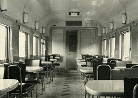 1951（昭和26）年登場のマシ35形は4人掛けと2人掛けのテーブルが各窓側に配置されていた