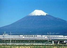 2階建て食堂車を連結した100系新幹線