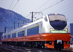 2000（平成12）年3月11日改正で登場したE751系6両編成の特急「スーパーはつかり」