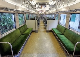 ローカル列車用に改造されたキハ58形の車内