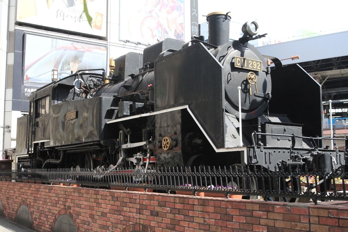 C11形蒸気機関車が飾られている新橋駅日比谷口のSL広場