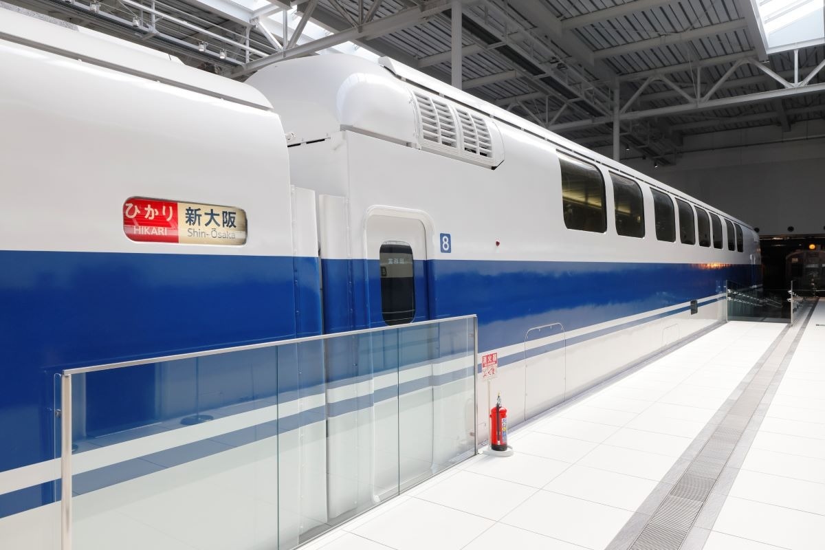 「100系168形式新幹線電車」は新幹線初の２階建ての食堂車