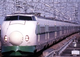 1982（昭和57）開業の東北･上越新幹線200系には、立食スタイルの237形ビュッフェ車が連結された