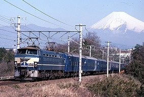 富士山をデザインした独特のヘッドマークを付けて走る上りの寝台特急「富士」