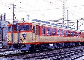 キハ65 34＋キハ58 293の2両は懐かしい国鉄色に戻されて同系列の最後の花道を飾った