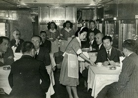 1949（昭和24）年9月15日に復活した東京〜大阪間の特急「へいわ」の食堂車