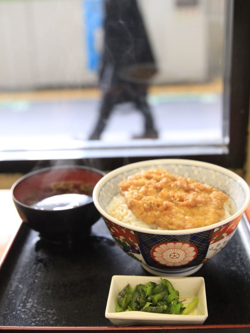 桜海老やゲソ入りの巨大かきあげが覆う品川丼500円