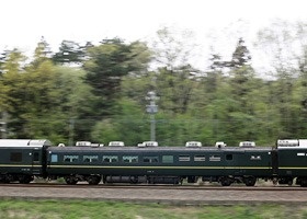 寝台特急「トワイライトエクスプレス」は481・489系電車から改造したスシ24形を連結