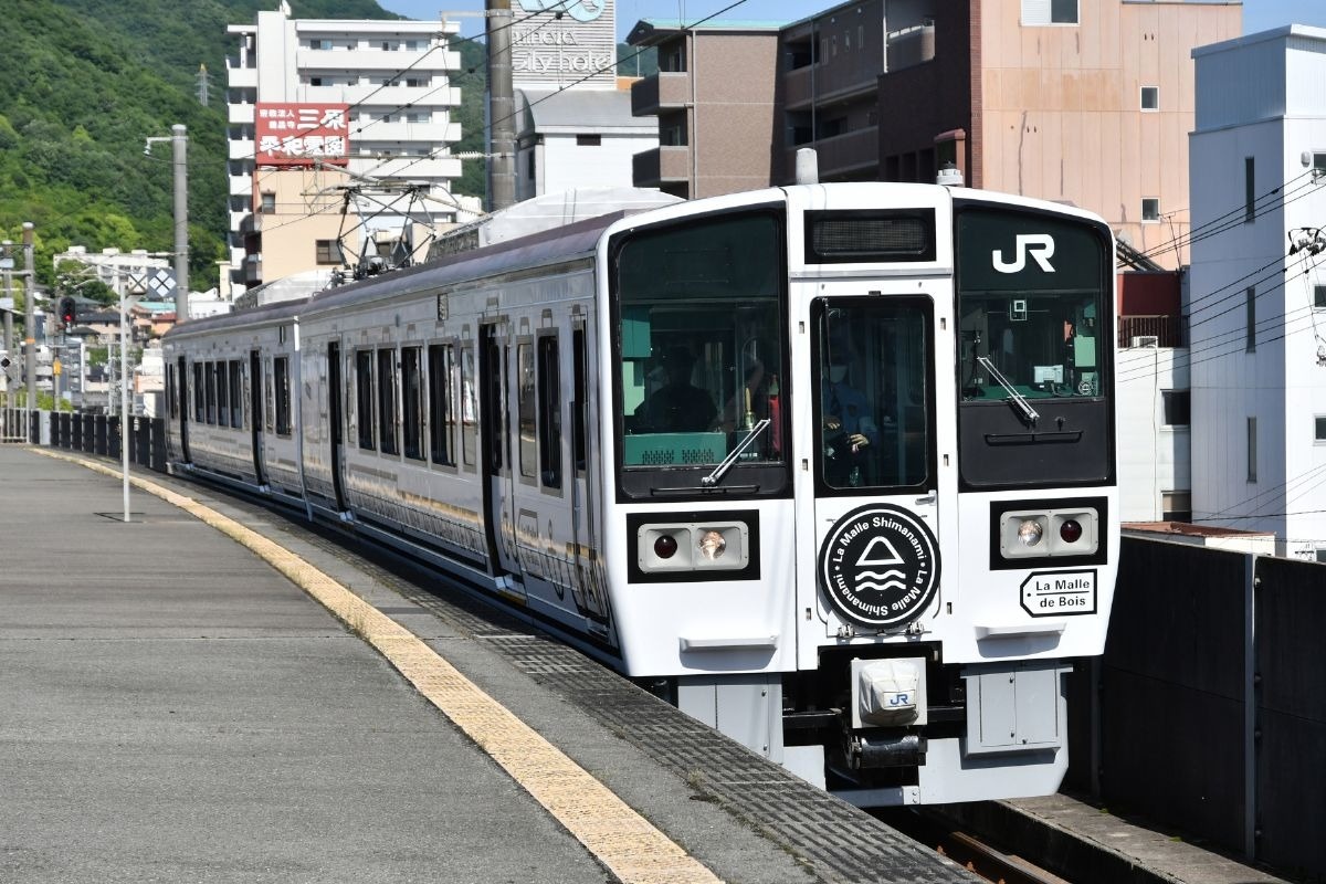 ホームに停車しているラ・マル しまなみ