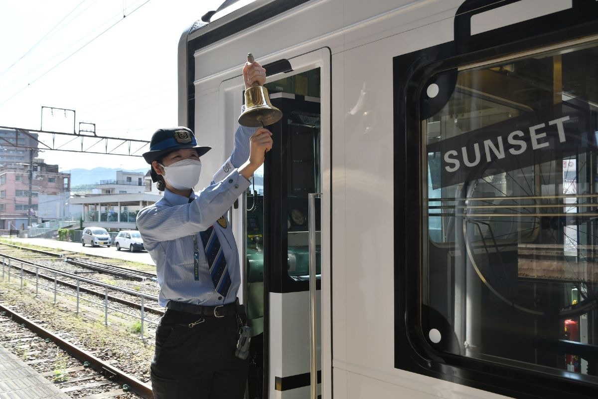 岡山駅ではホームに大きな鐘（八点鐘）が常設