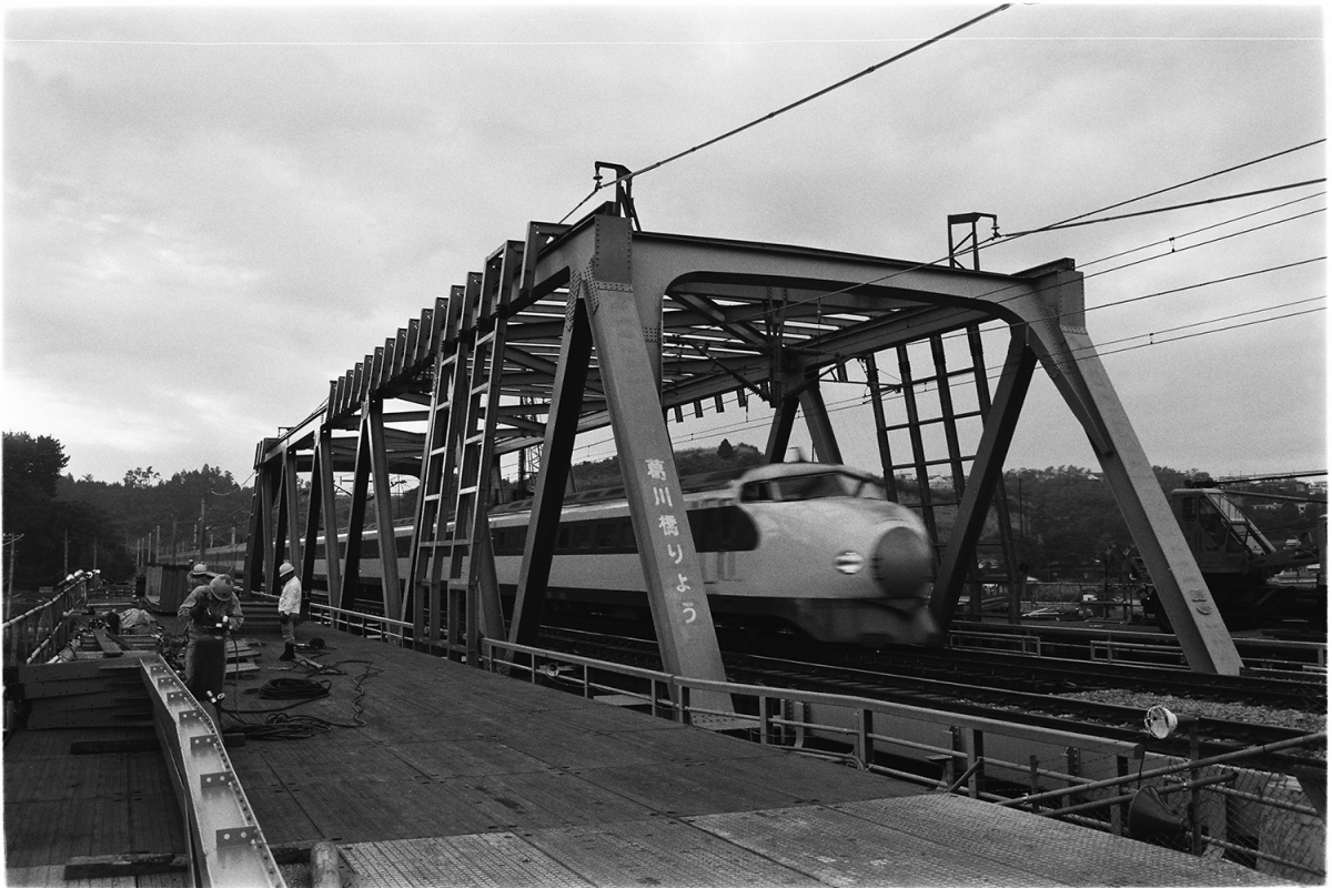 1973年、国府津～鴨宮間を走る東海道新幹線（写真＝交通新聞クリエイト）