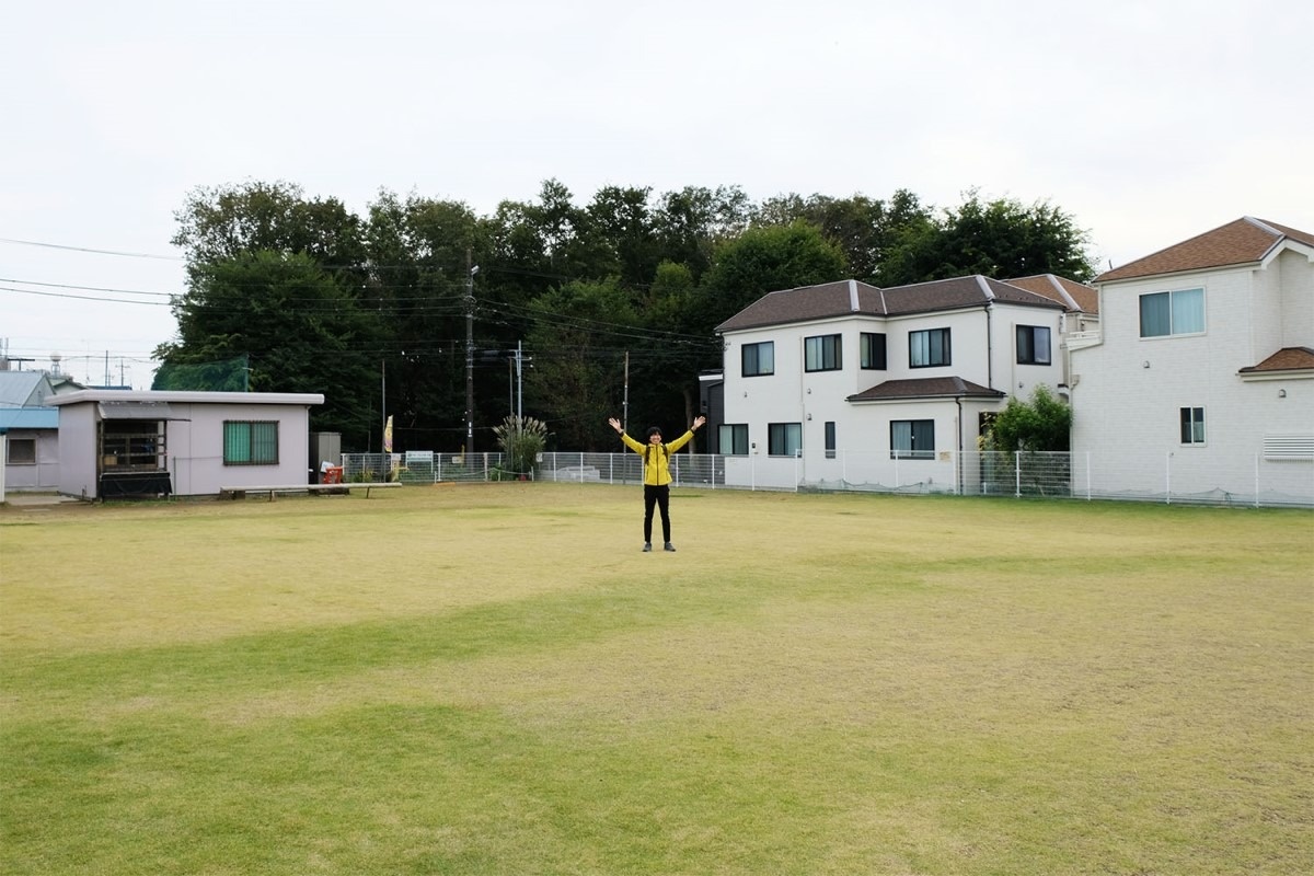 「坂本とペルが散歩で通る公園のひとつ」という「川慈公園」。背後に広がるのが「ふれあいの森」だ