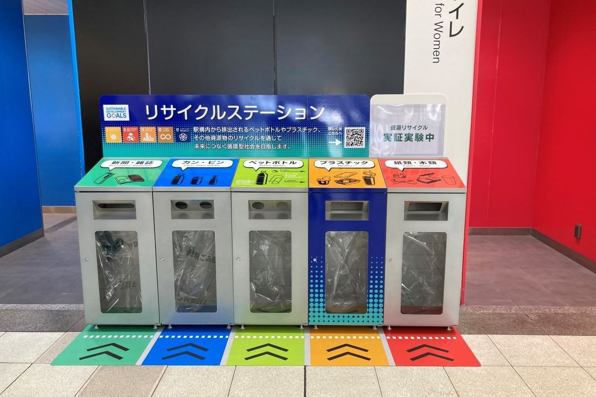 大崎駅に設置された「エコステーション」。分別方法がわかりやすく示されている（写真提供＝ＪＲ東日本）