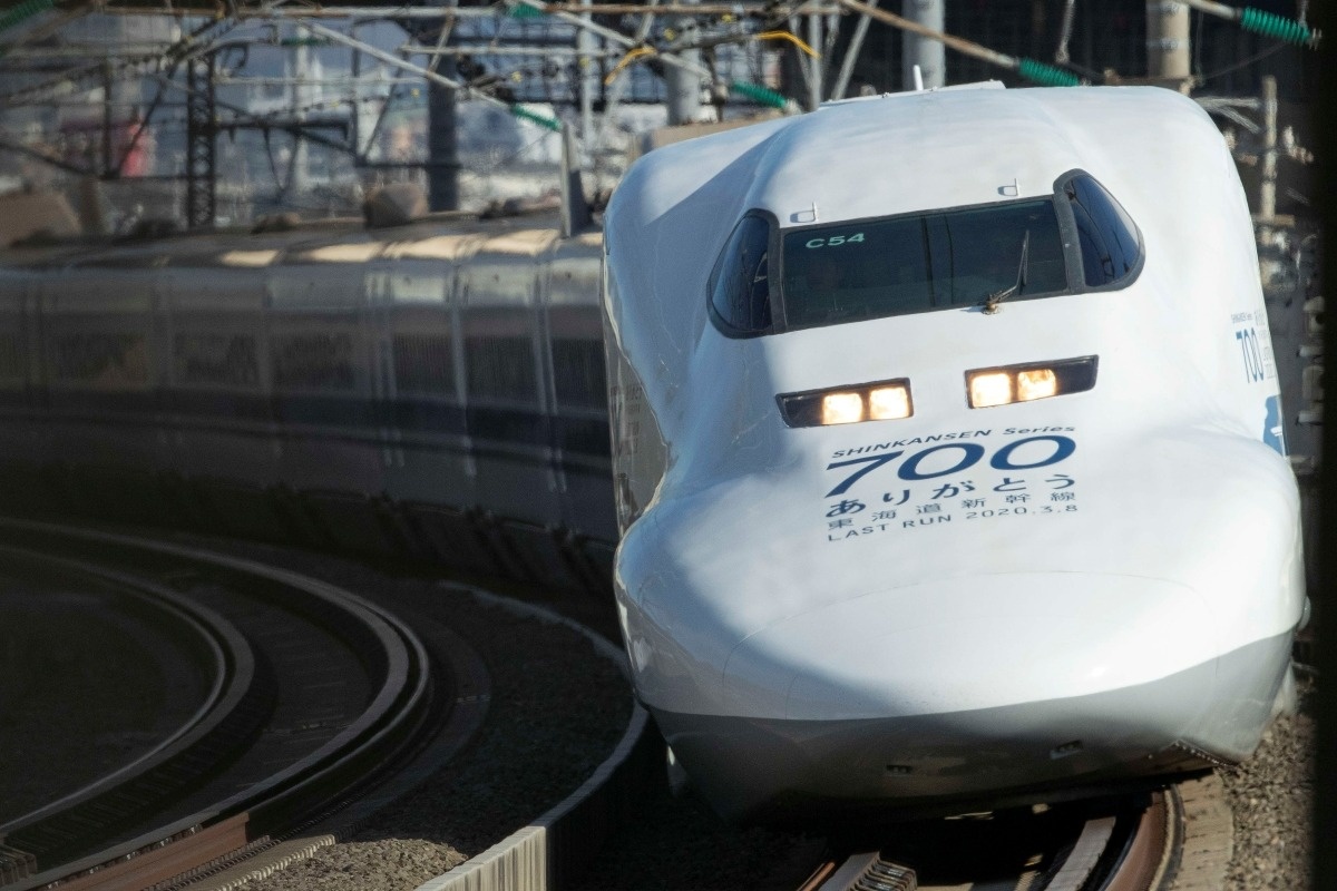 引退を記念した装飾が施された東海道新幹線700系