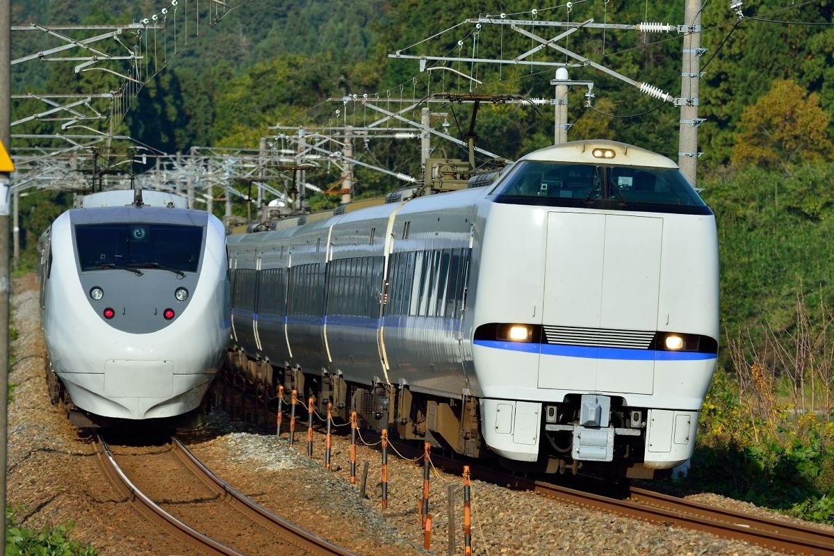 左が681系（しらさぎ）/右が683系（サンダーバード）