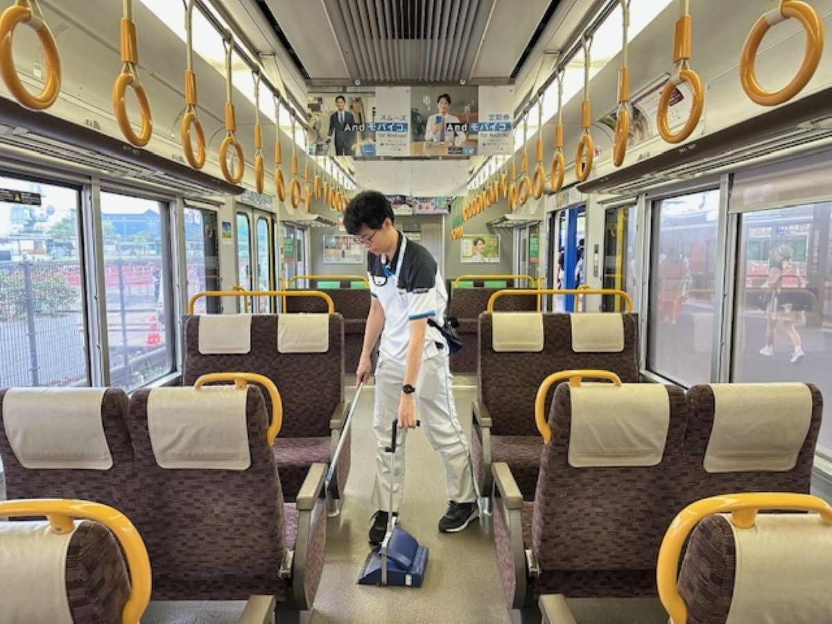 終着駅での清掃作業の様子