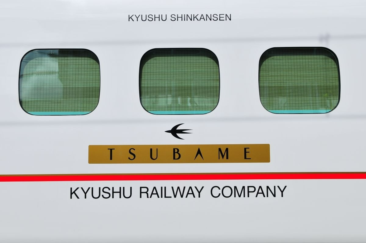 白地に窓とロゴマーク