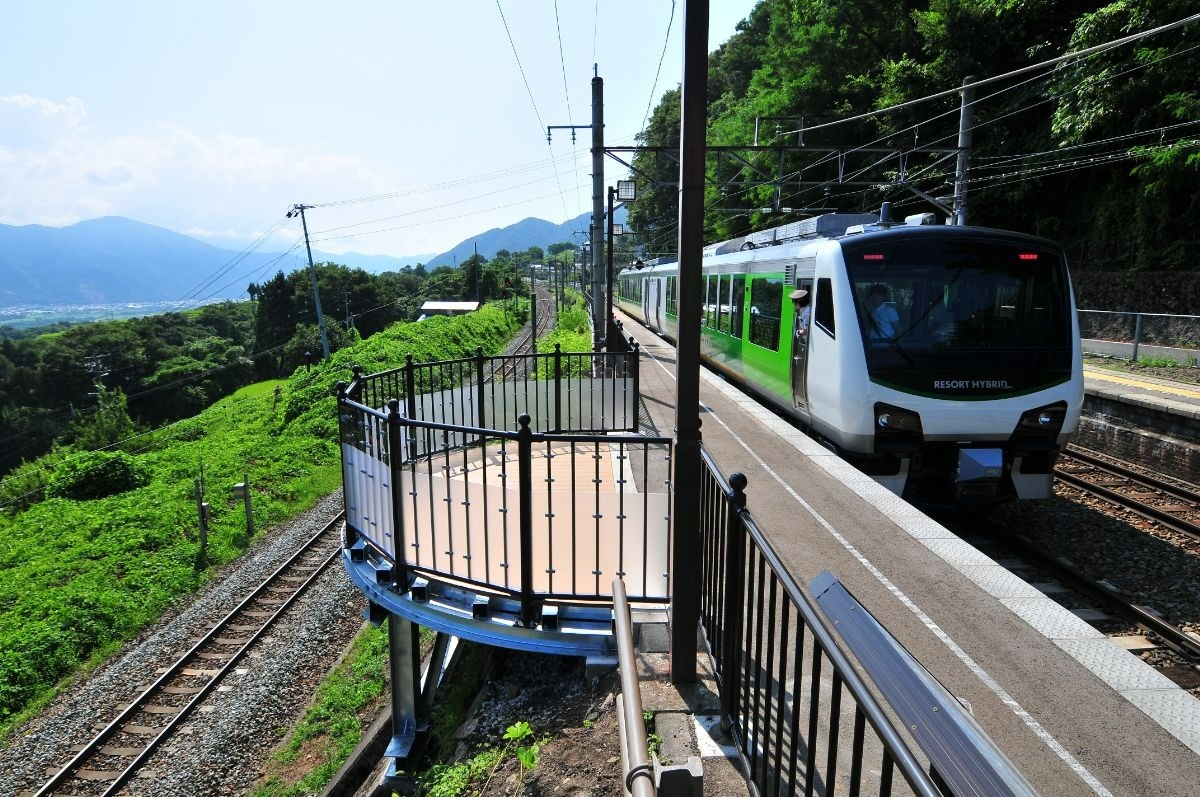 展望デッキと電車