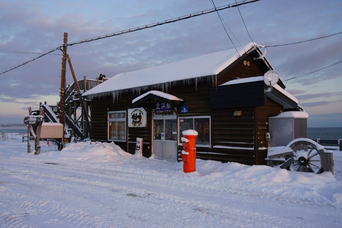 雪の中の木造建築