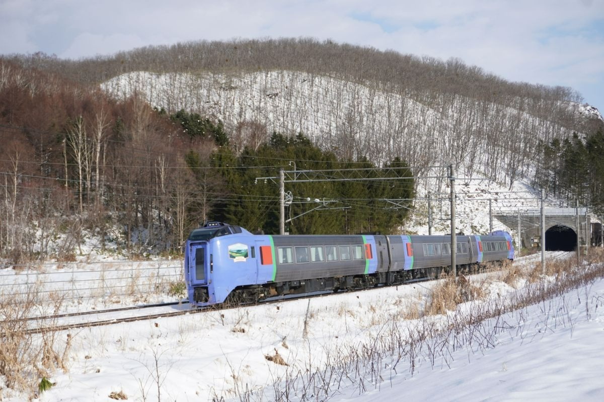 雪を走る青色の列車