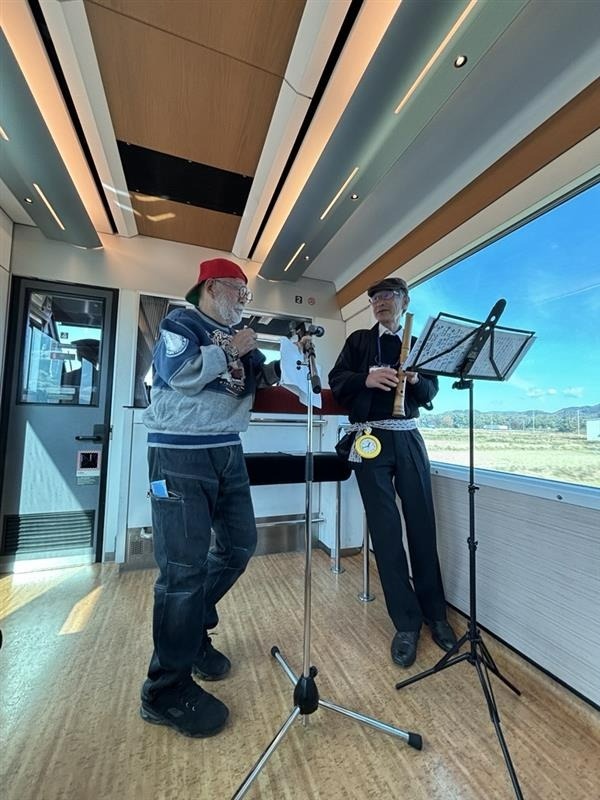 演奏する二人の人