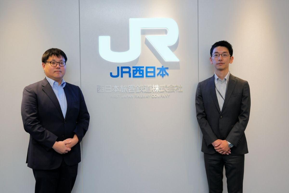 スーツを着た二人の男性