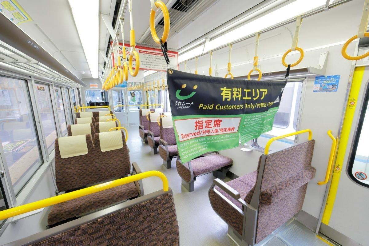 有料エリアは一目でわかる「のれん」で区分され、着席保証だけでなく立客もいない