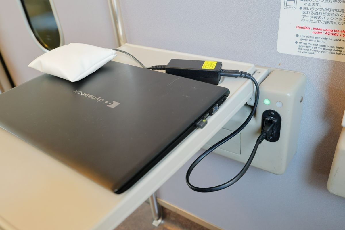 コンセントにつながったパソコン