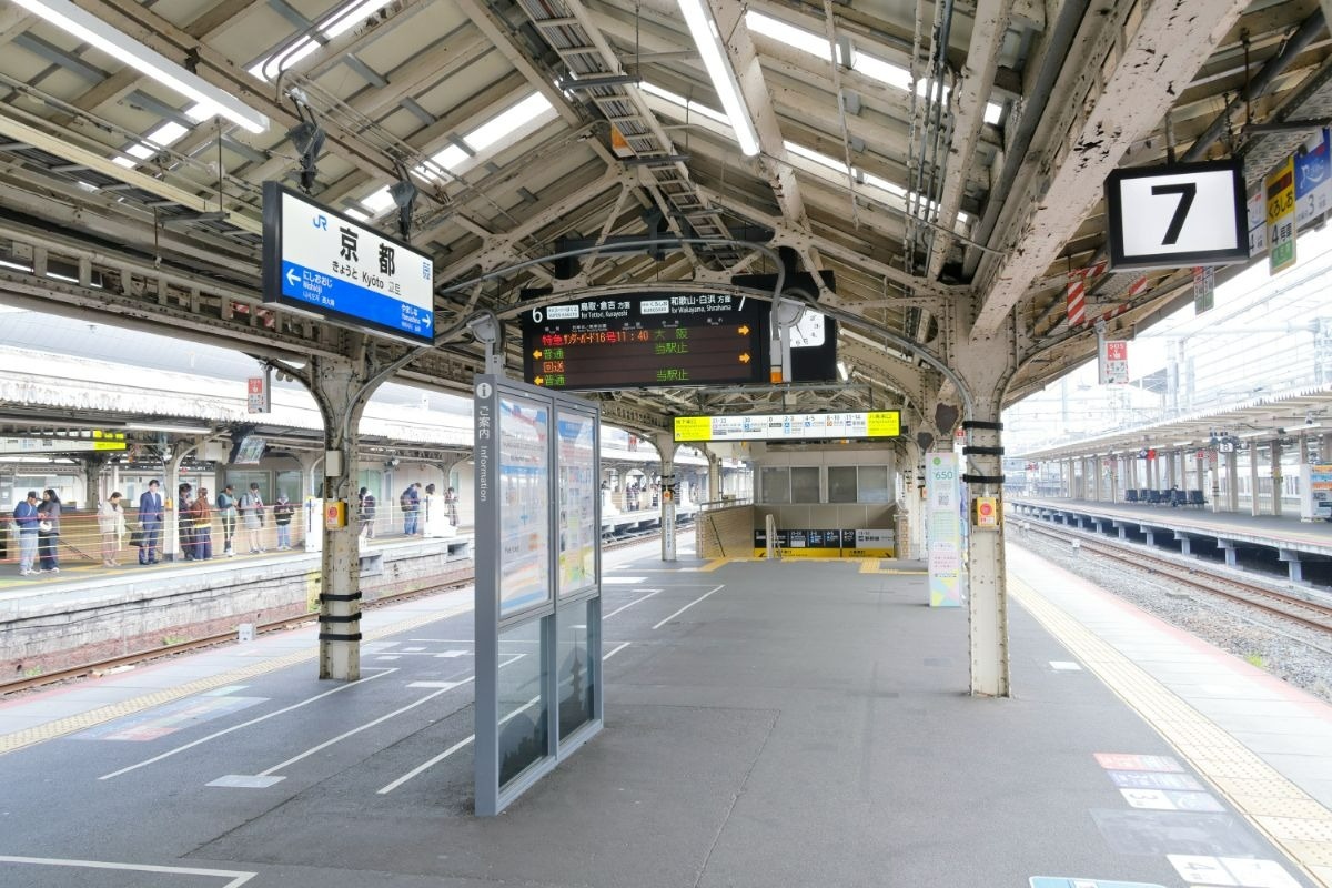 「サンダーバード」が発着する6〜7番ホームは空いていて移動もらくらく