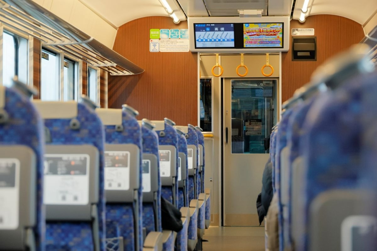 車内は特急列車のよう