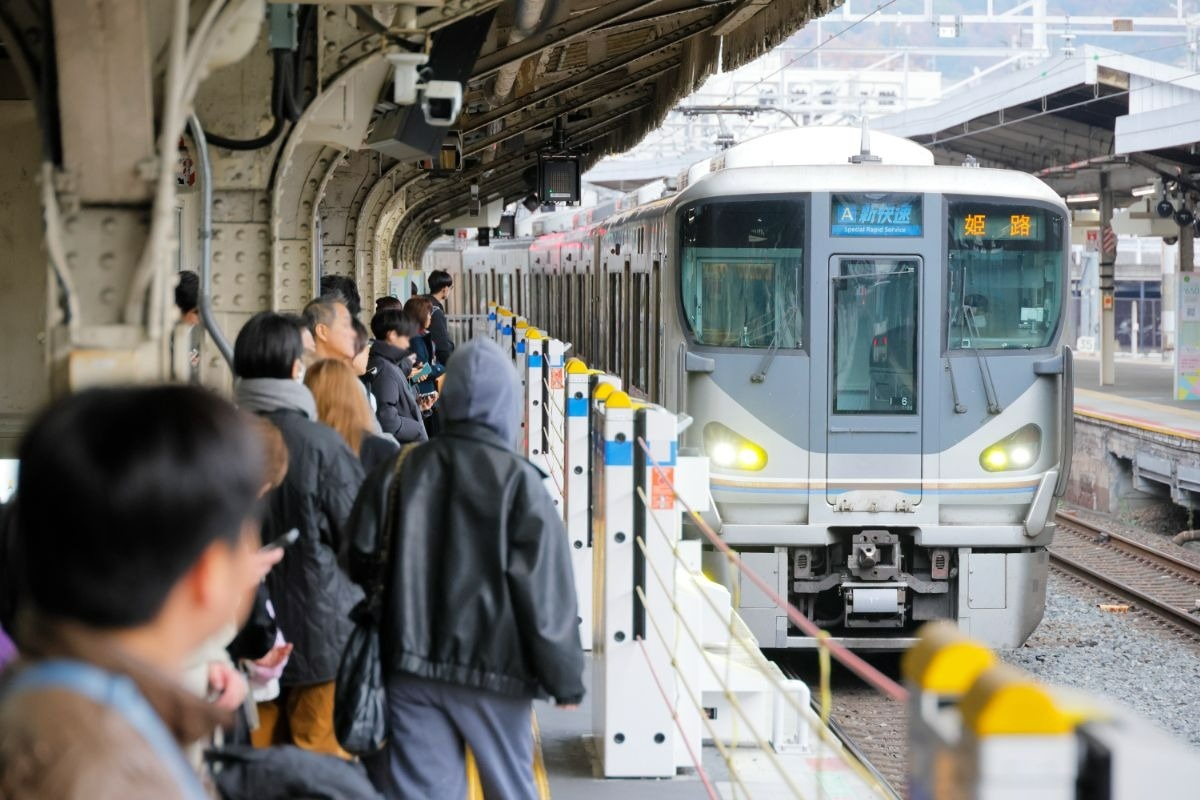 京阪神圏を広域に結ぶ新快速は終日利用者も多い
