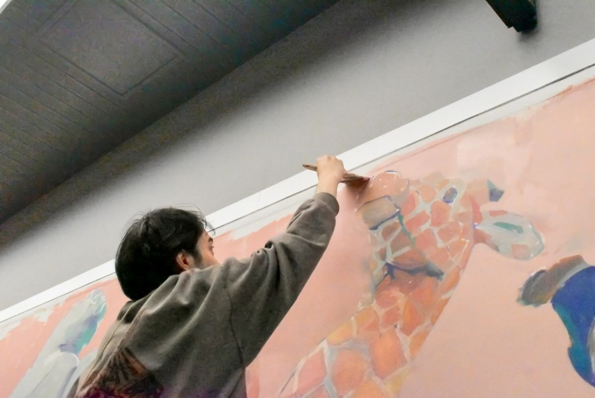 絵画を描く男性
