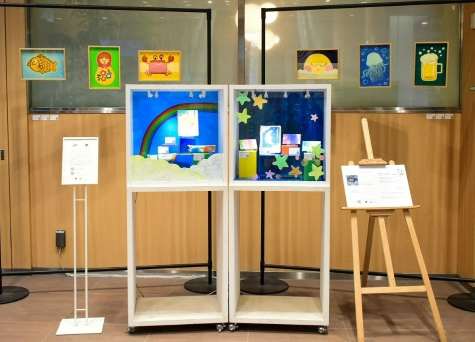 展示される複数の小さめの絵画