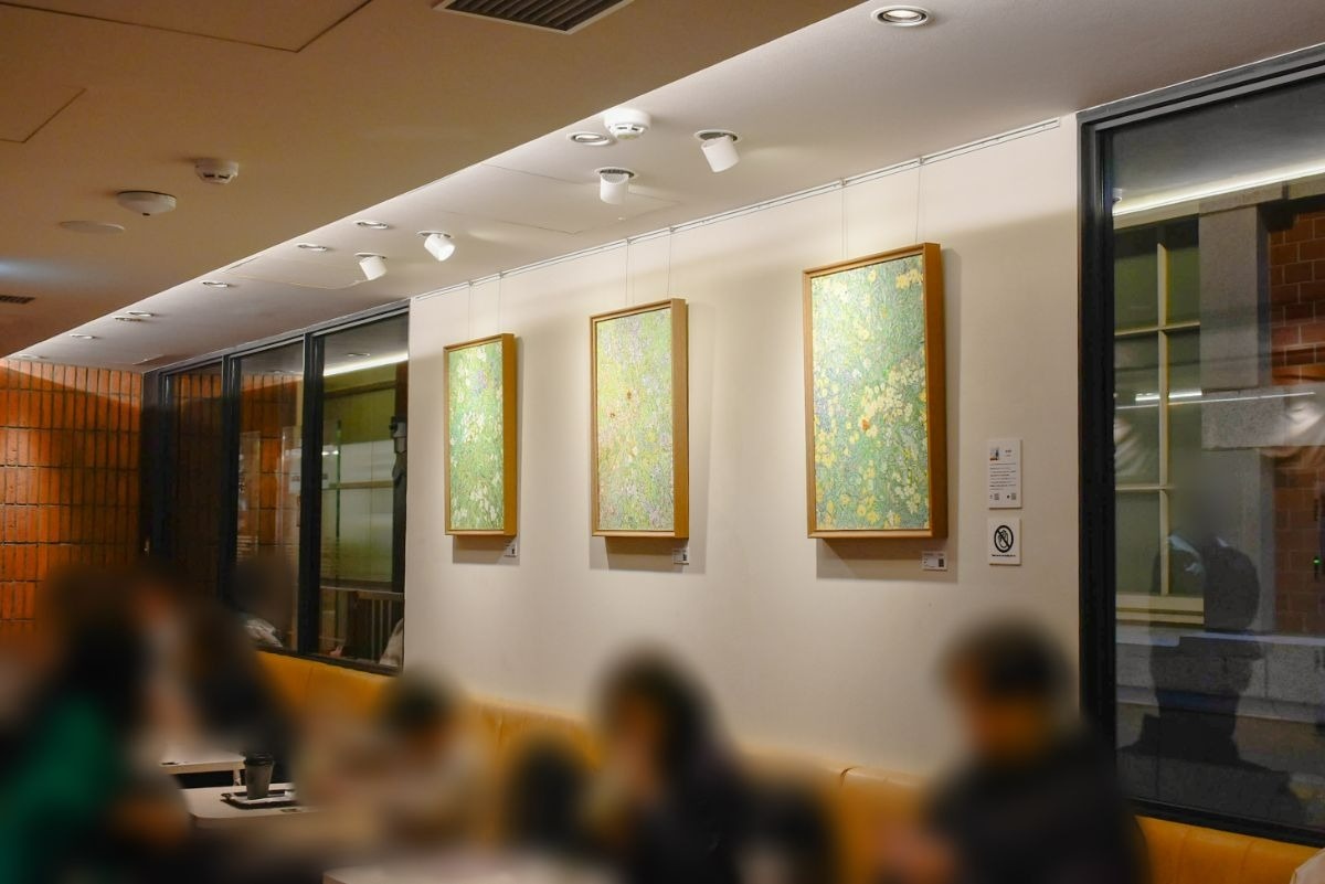 壁にかかった絵画