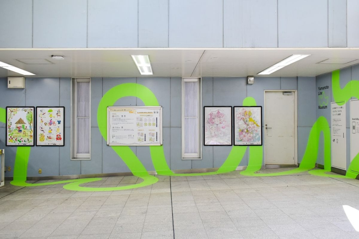 緑で装飾された絵画