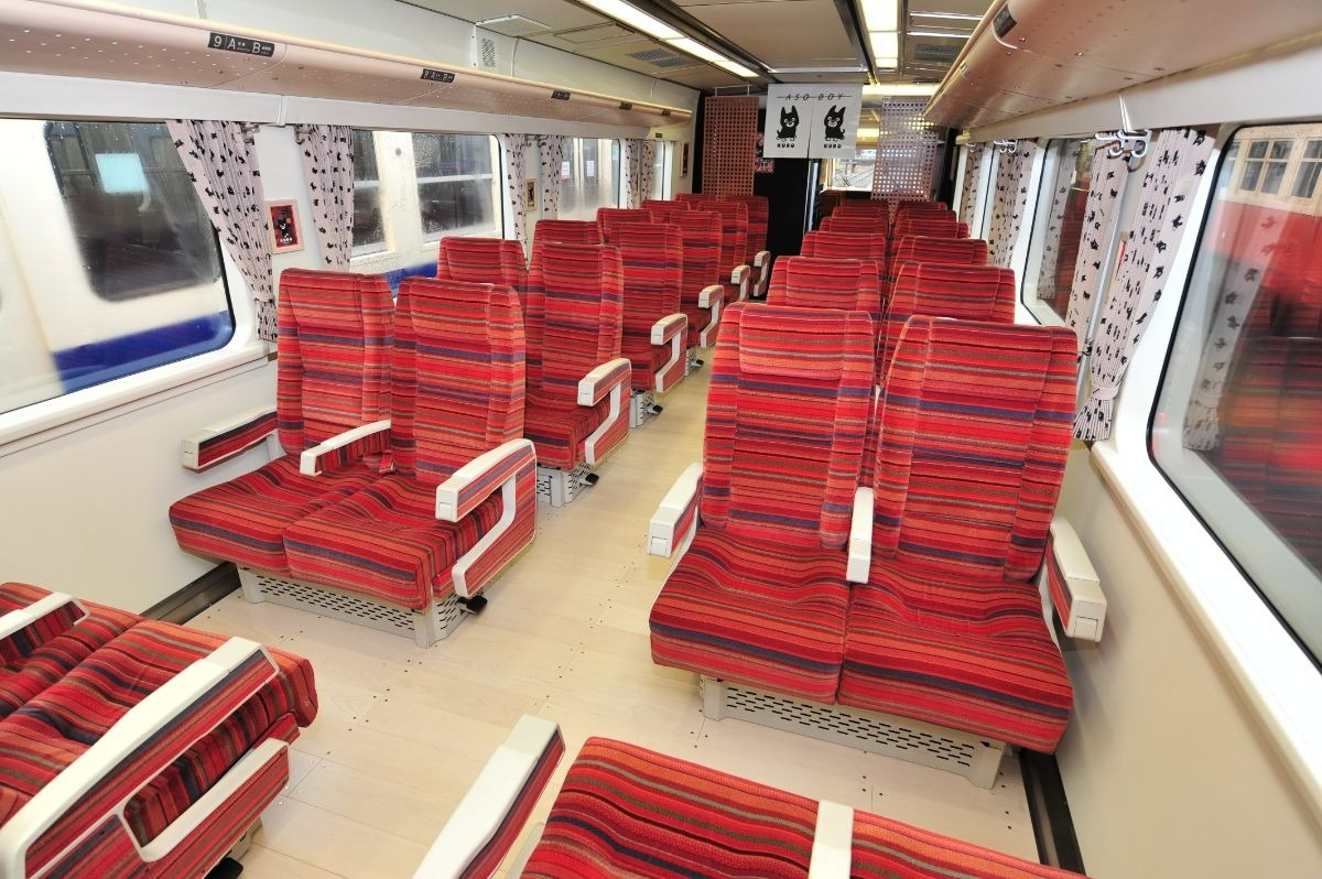 電車の赤いシートの座席