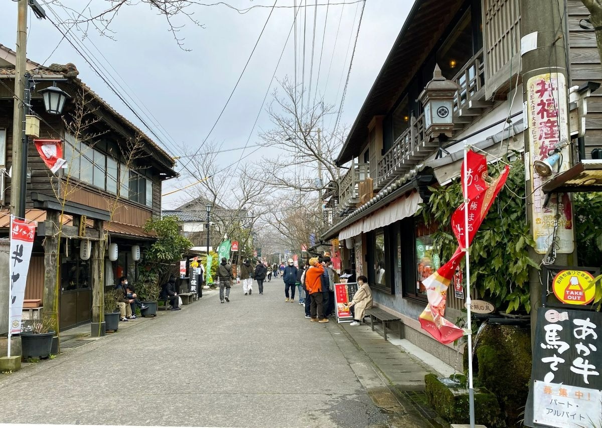 日本家屋の並ぶ街道