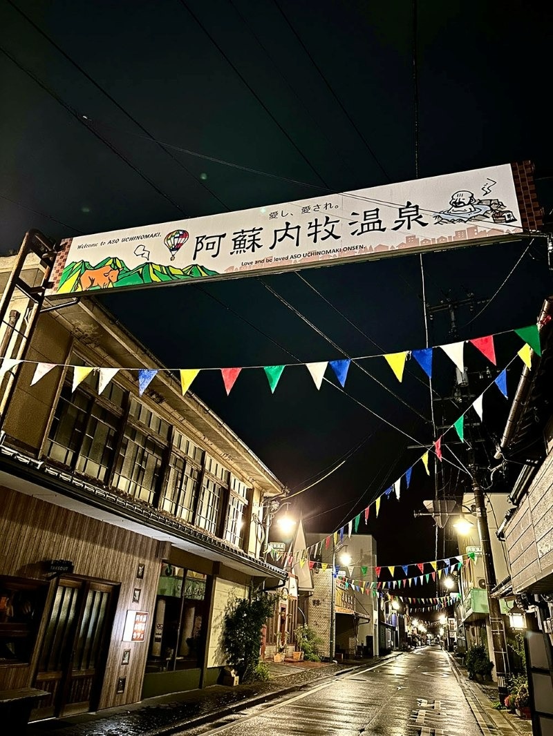 横断幕がかかった夜の町